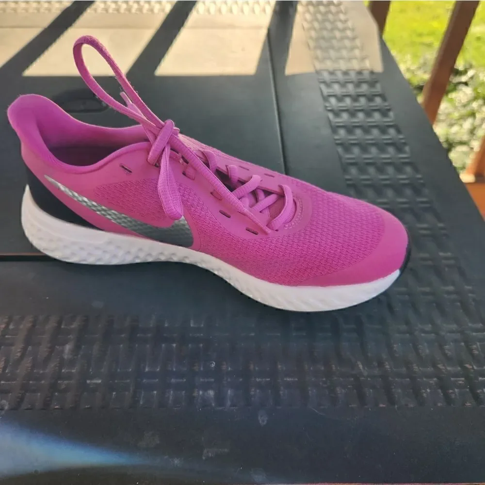 NWOT NIKE pink/black 5Y shoes